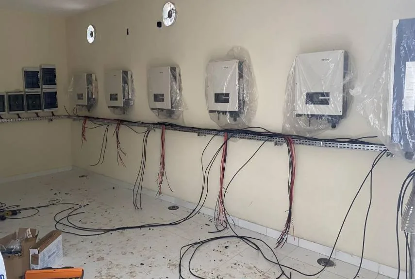 Inversores fotovoltaicos durante a montagem