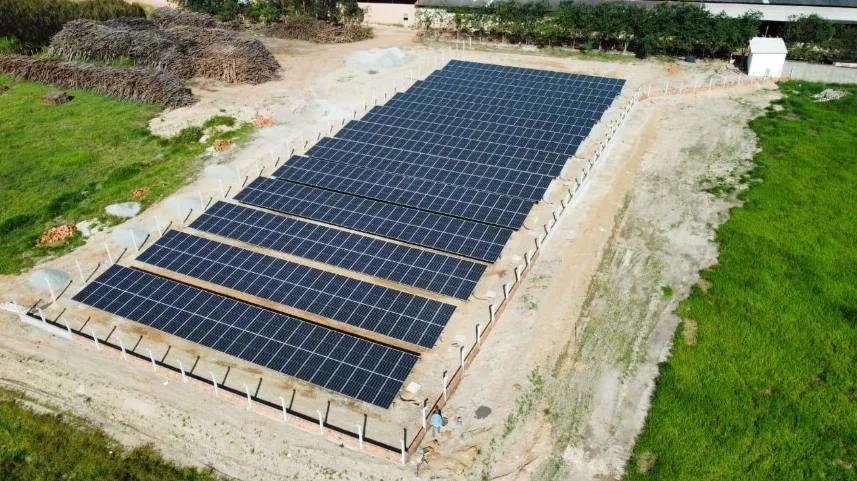 Vista aérea de instalação fotovoltaica em solo